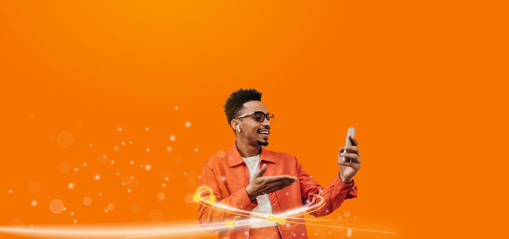 hombre realizando videollamada con conexión a internet de Celsia