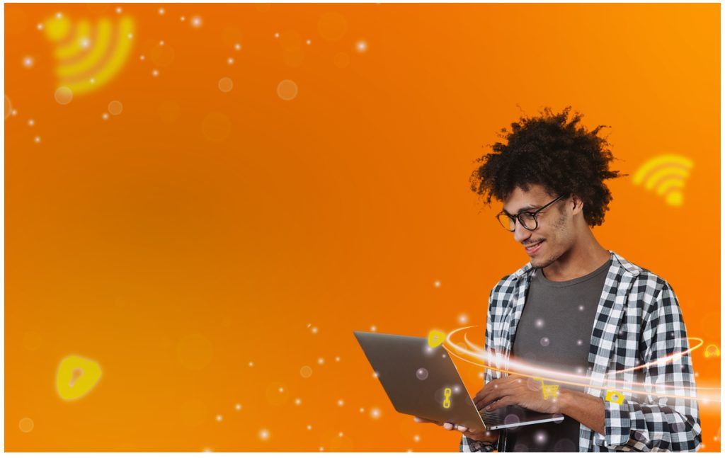 hombre con computador en mano trabajando con conexión a internet