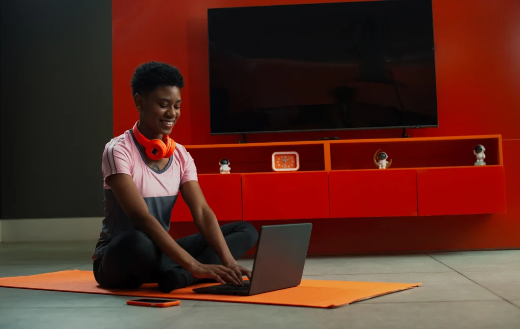 mujer escribiendo en el computador con conexión a internet Celsia Internet