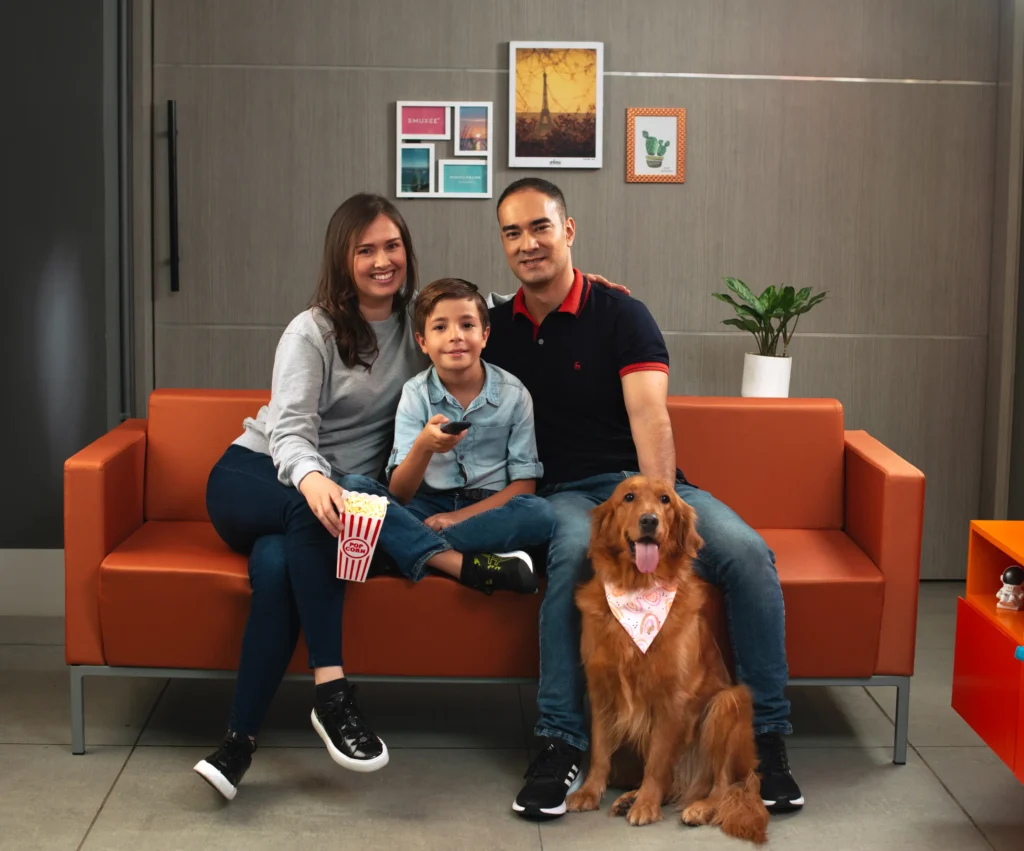 familia viendo películas con conexión a internet de Celsia Internet