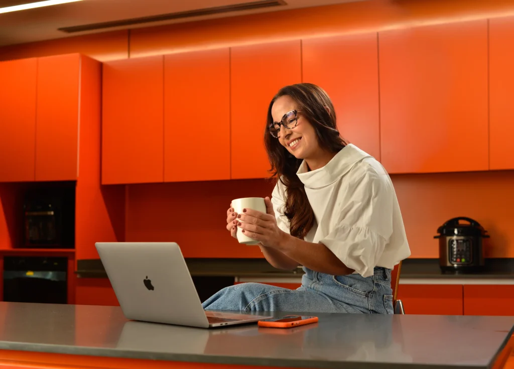 mujer trabajando con computador en la mesa