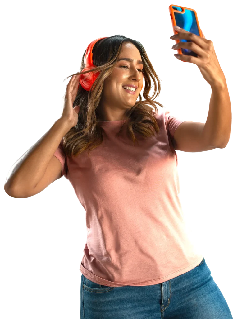 mujer escuchando música a través de una aplicación con conexión a internet