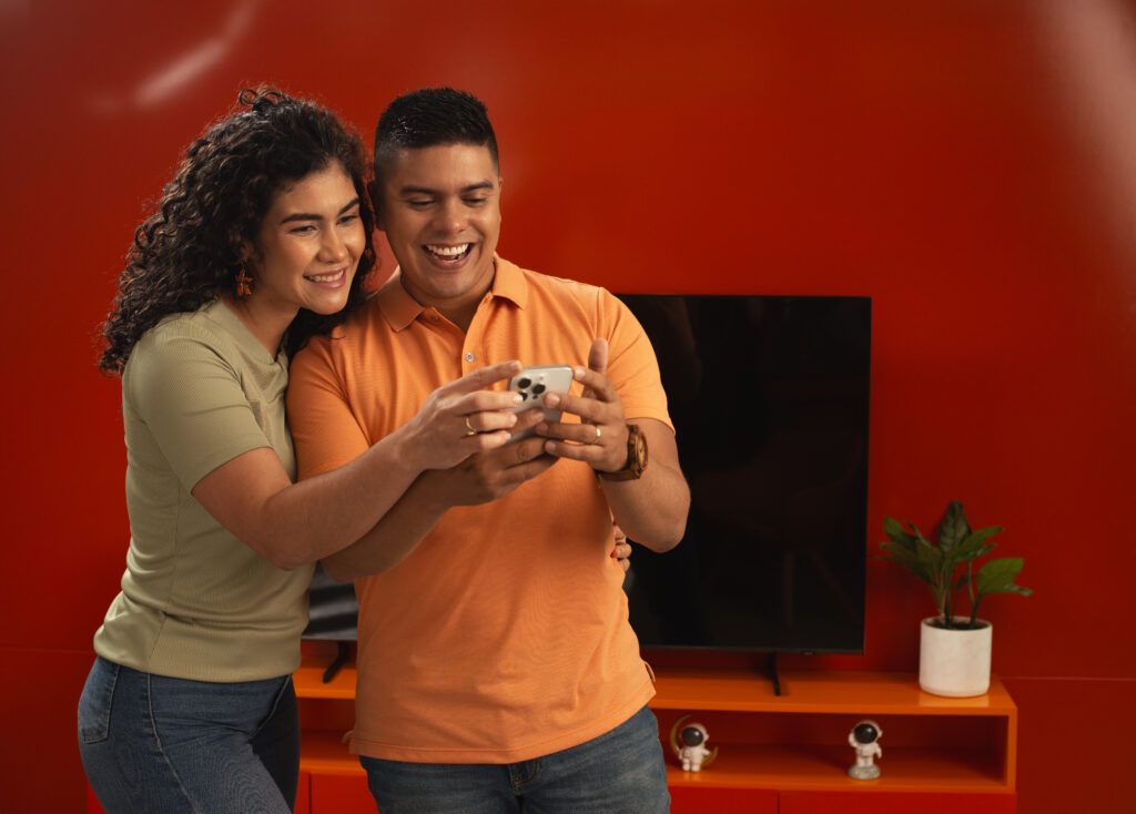 pareja con celular en la mano