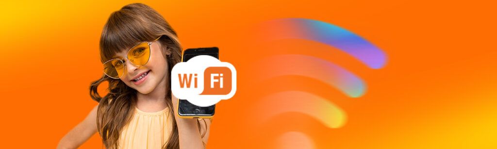 niña con celular en la mano