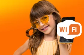 niña con celular en la mano