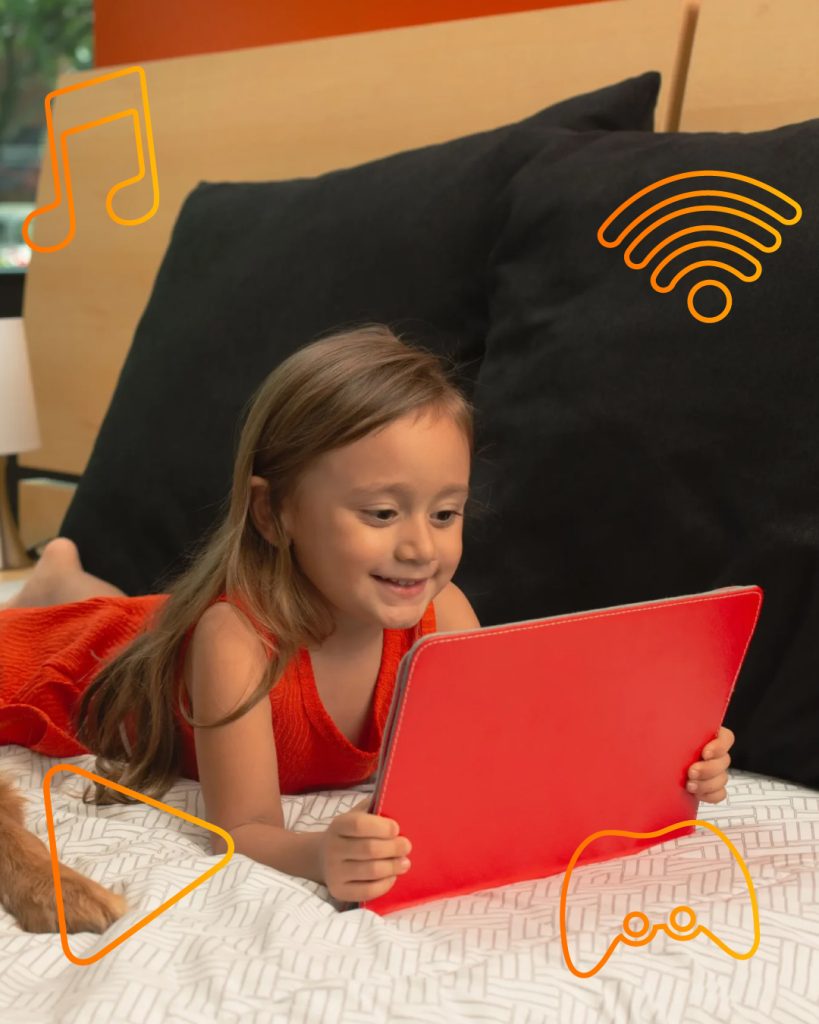 niña con table en mano y conexión a internet fibra óptica de Celsia Internet