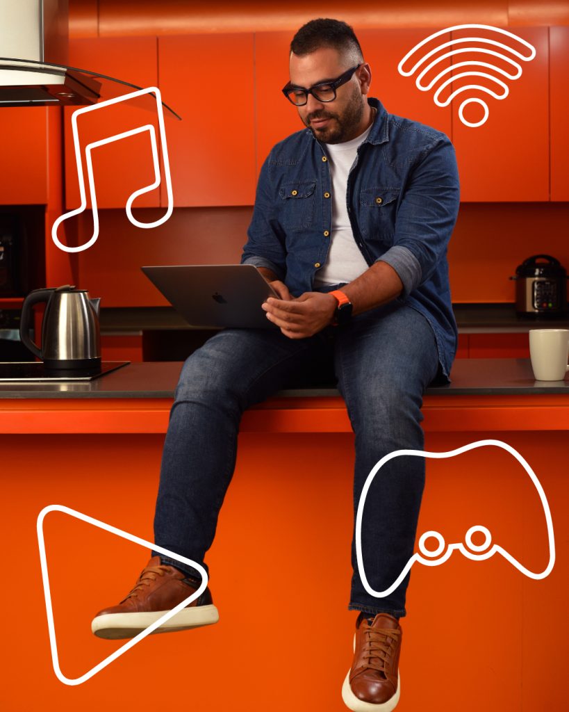 hombre con computador