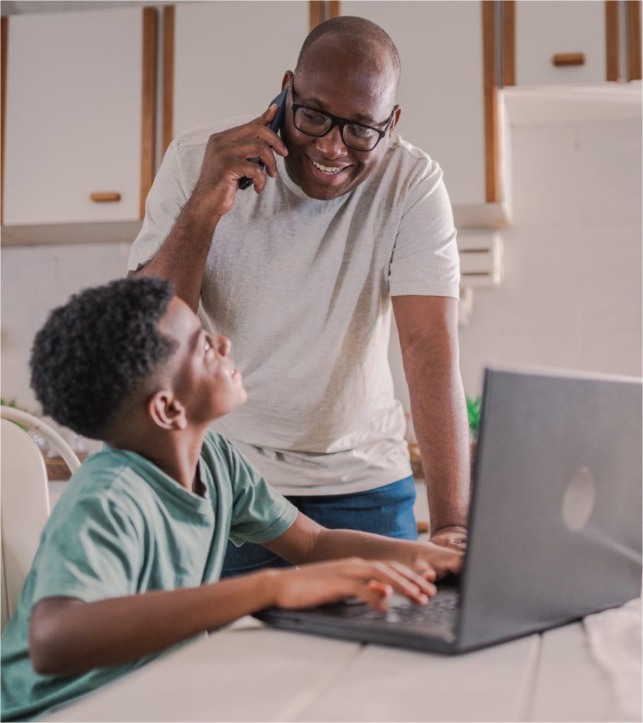 hombre con hijo trabajando en el computador
