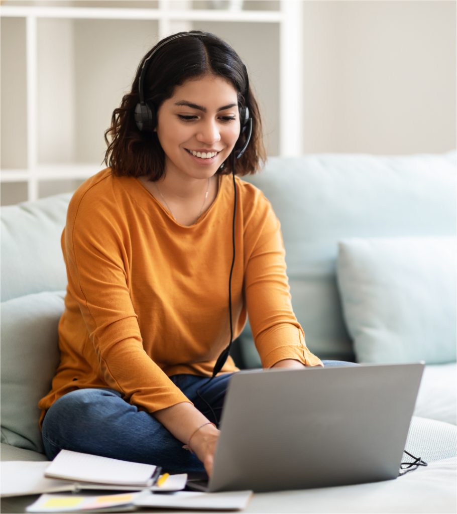 mujer con computador trabajando