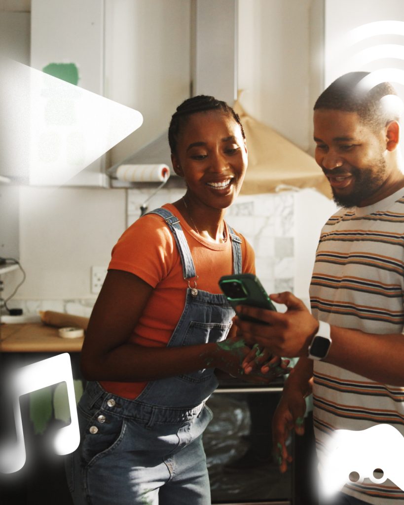 pareja viendo celular y disfrutando de conexión estable a internet con Celsia Internet