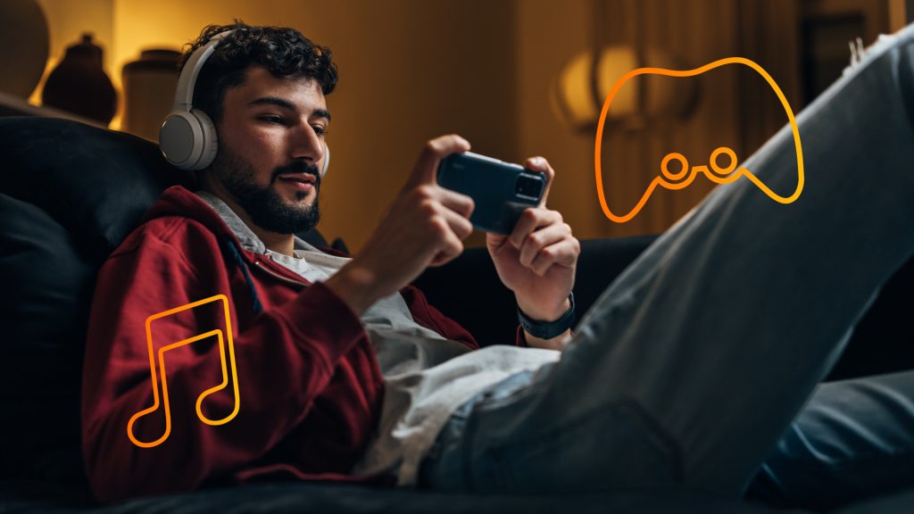 joven gammer niña con conexión a internet fibra óptica de Celsia Internet