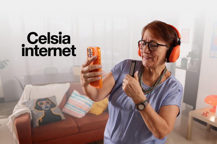 Abuelita muy feliz en la sala de su hogar escuchando sus canciones favoritas con una buena conexión a internet hogar